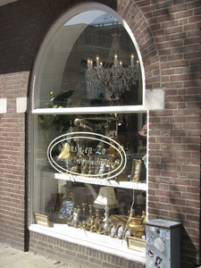872040 Gezicht op een etalage van 'Jansje en Zo - Brocante & Woonaccessoires' (St. Jacobsstraat 201) in Wijk C te Utrecht.